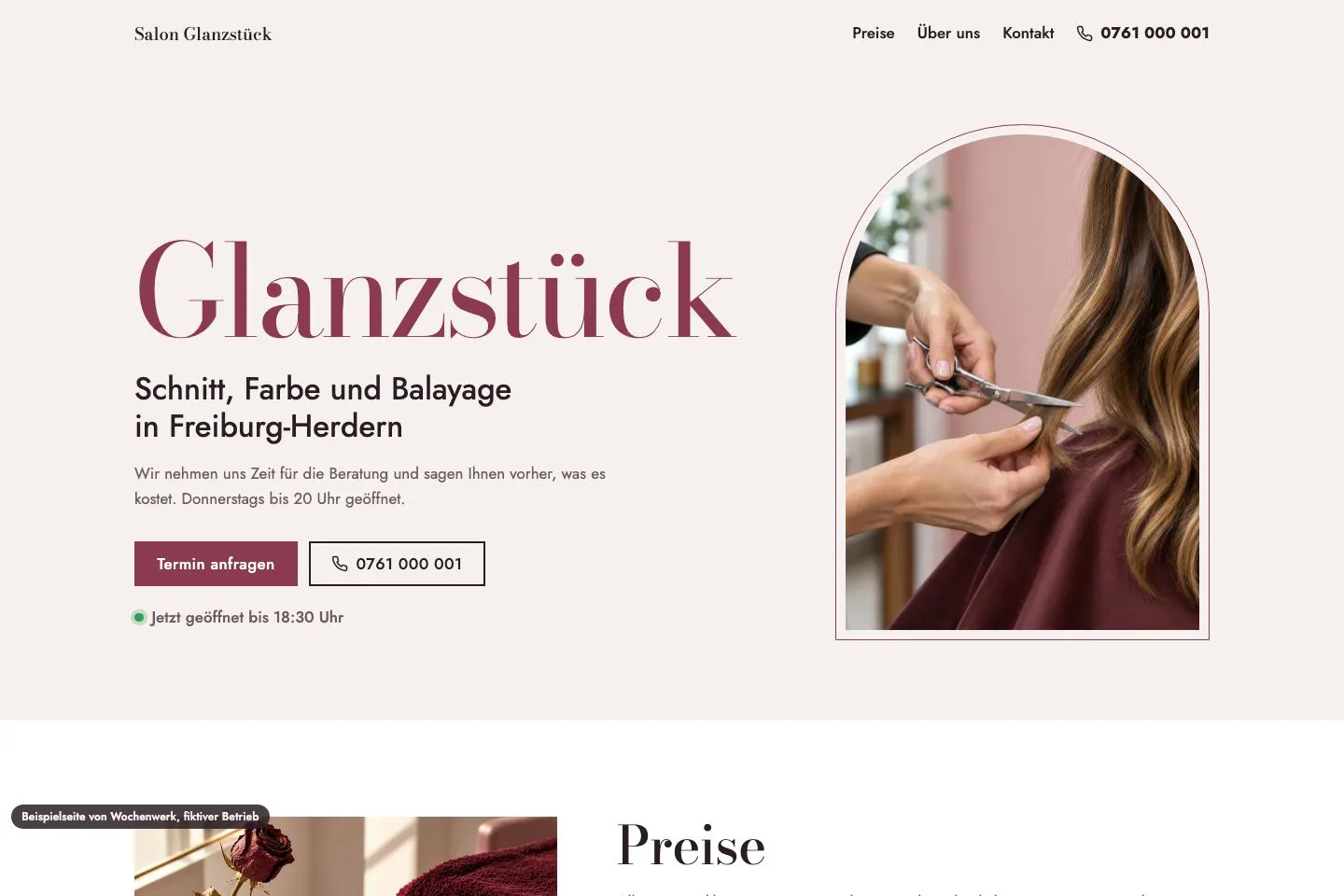 Startseite der Beispielseite eines Friseursalons mit großem Schriftzug